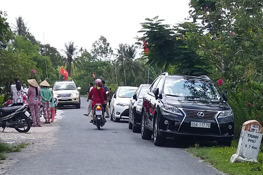 [-]Cựu[-]bí[-]thư[-]Hậu[-]Giang[-]nói[-]gì[-]vụ[-]xe[-]công[-]đi[-]khánh[-]thành[-]phủ[-]đường?